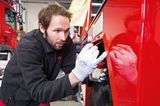 Mitarbeiter besser Kratzer am Feuerwehrauto aus
