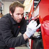 Mitarbeiter besser Kratzer am Feuerwehrauto aus