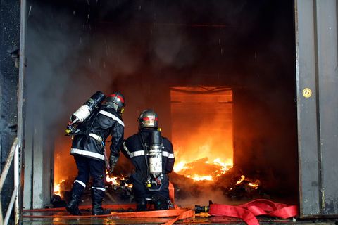 Feuerwehrleute vor dem Brand
