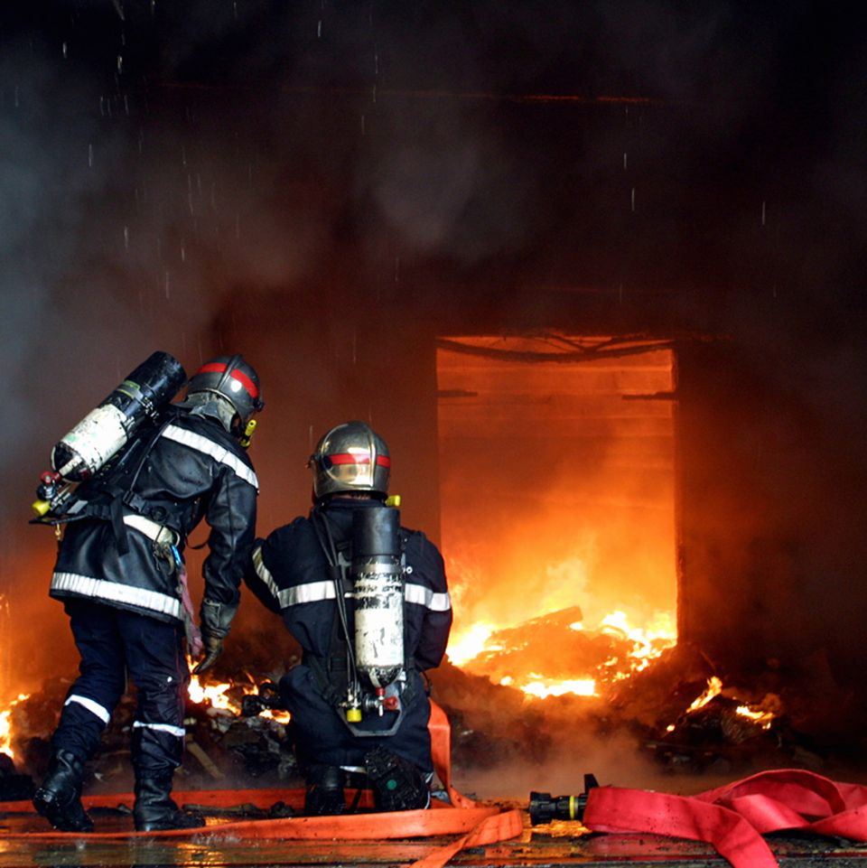 Feuerwehrleute vor dem Brand