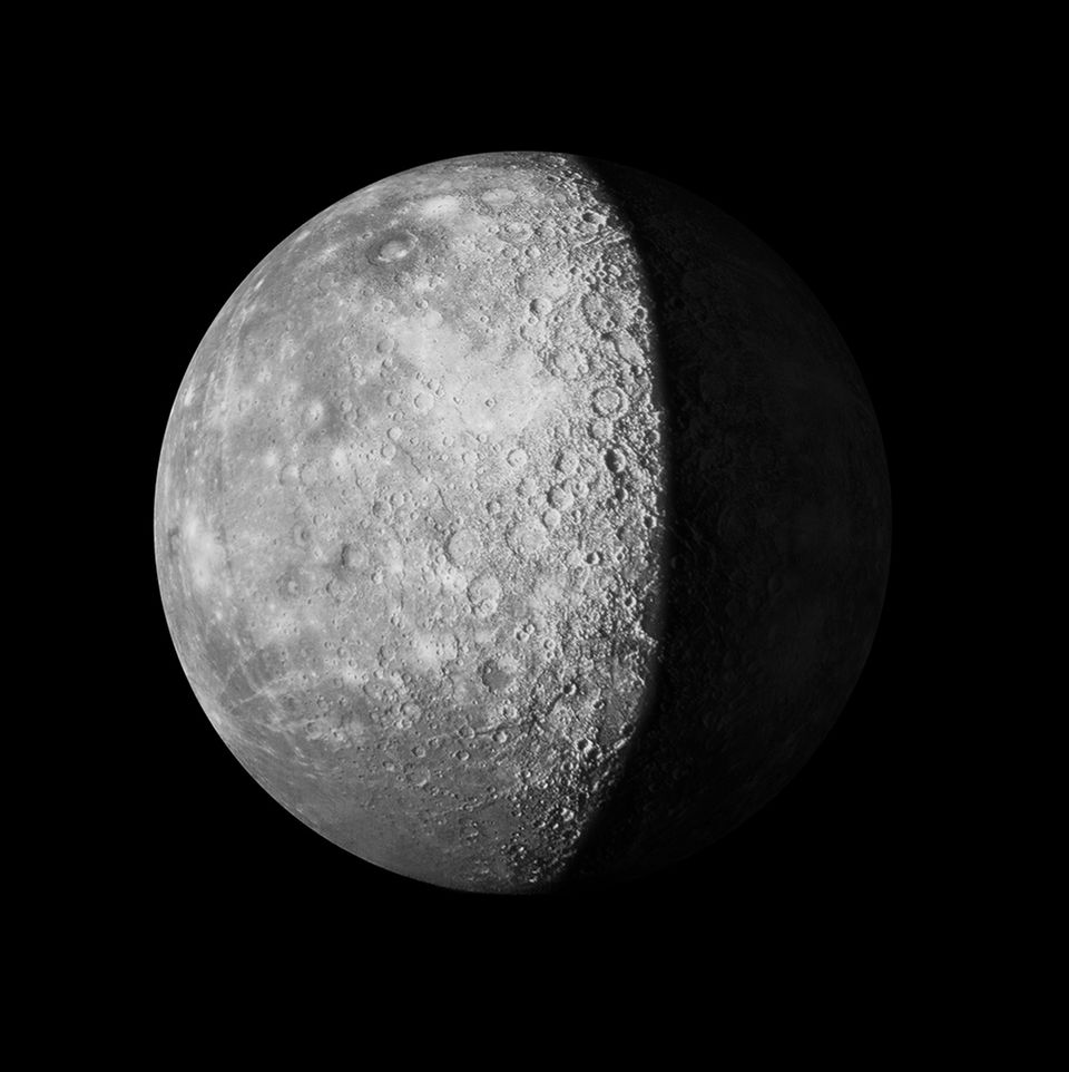 Der Mond vor schwarzem Himmel