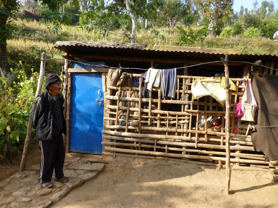 2016: Der Mann hat nach dem Erdbeben eine behelfsmäßige Unterkunft für sich und seine Familie gebaut. Feste Wände gibt es nicht, der Wind pfeift durch die Bambusstreben