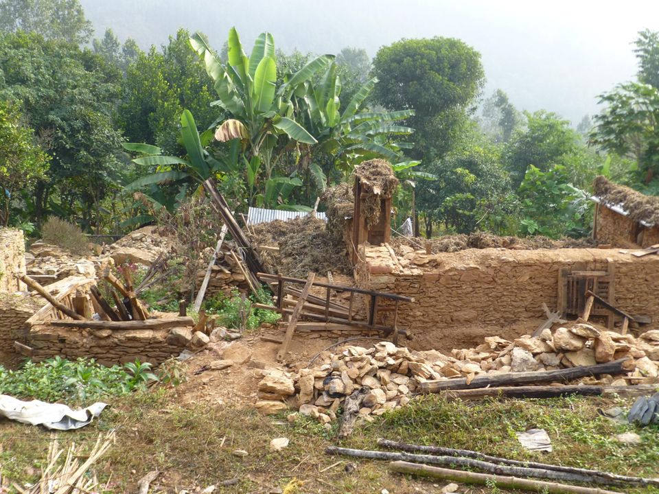 Tausende Wohnhäuser sind im April/Mai 2015 in Dhading während der Erdbeben eingestürzt. Es wird zweieinhalb Jahre dauern bis der Wiederaufbau in diesem ländlichen Distrikt anläuft