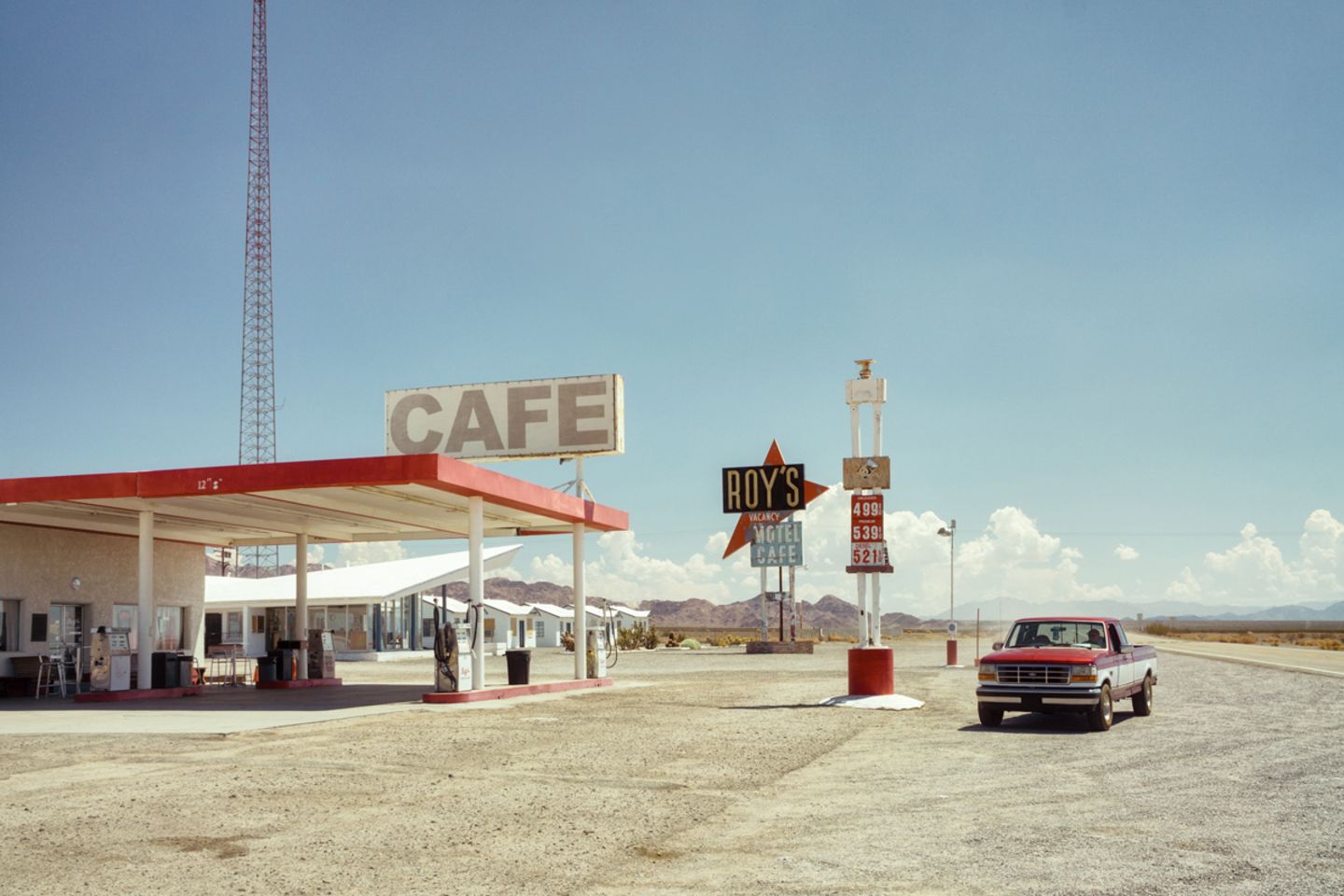 Roy's Cafe, Tankstelle