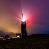 Der Helgoländer Leuchtturm erhellt die Nacht