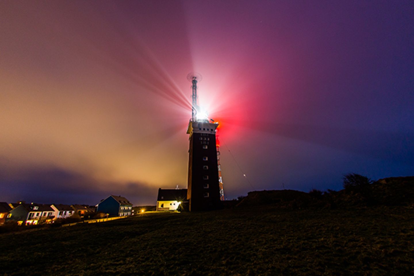 Der Helgoländer Leuchtturm erhellt die Nacht