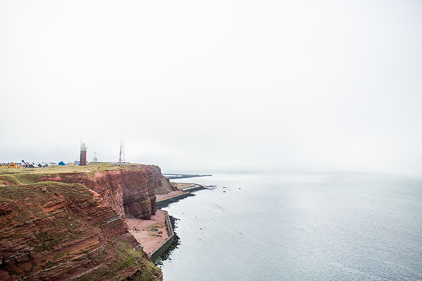 Stimmungsvoll: grauer Himmel trifft auf die Weite des Meeres