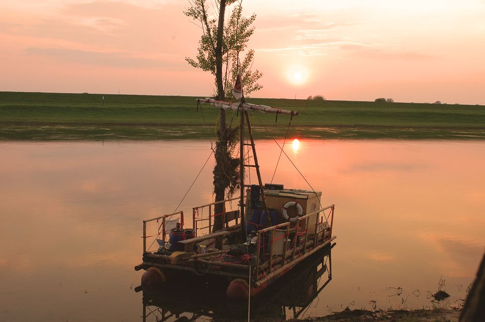 Mit einem Floß durch den Nord-Ostsee-Kanal