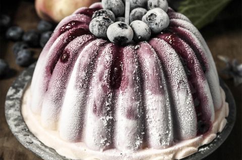 Eistorte mit Heidelbeeren