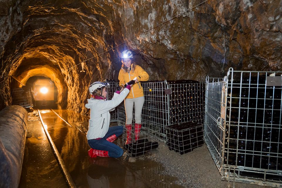 Die besten Tropfen lagern in Flaschen im ehemaligen Bergwerk