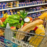 Voller Einkaufswagen im Supermarkt