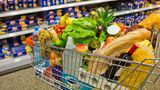 Voller Einkaufswagen im Supermarkt