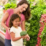 Mutter und Tochter kaufen ein