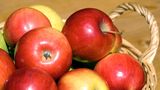 Rote Äpfel im Korb