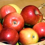 Rote Äpfel im Korb