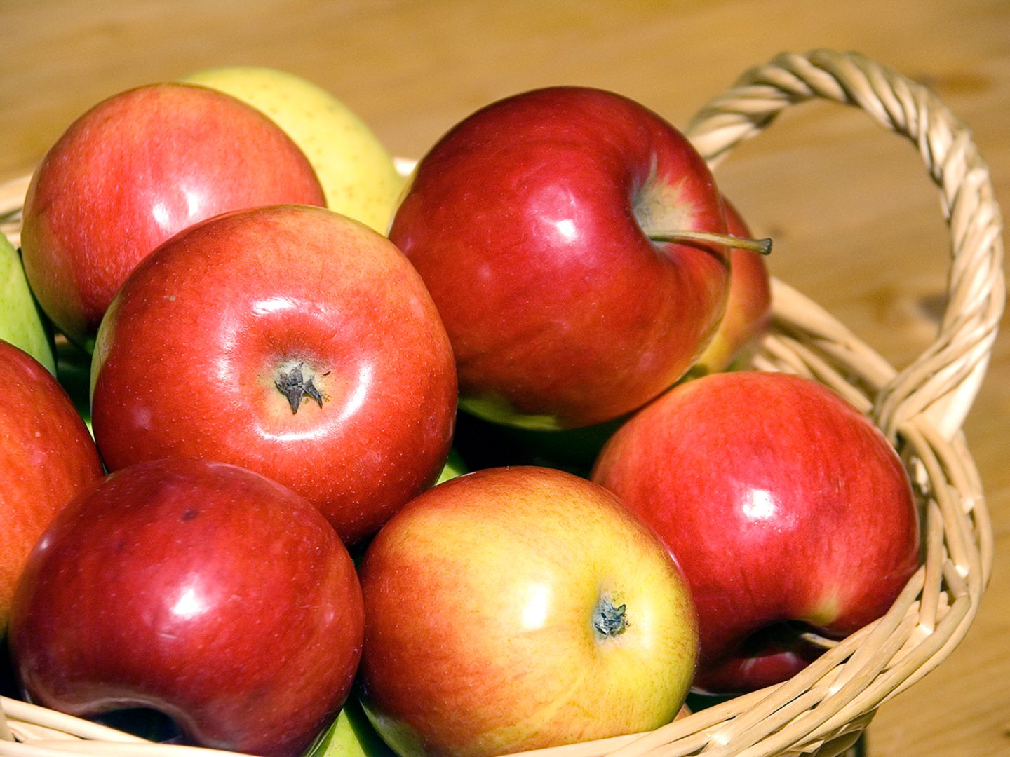 Rote Äpfel im Korb
