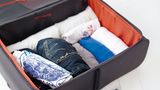 Gerollte Kleidung im Koffer