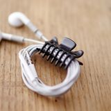 Kopfhörer in einer Haarklammer