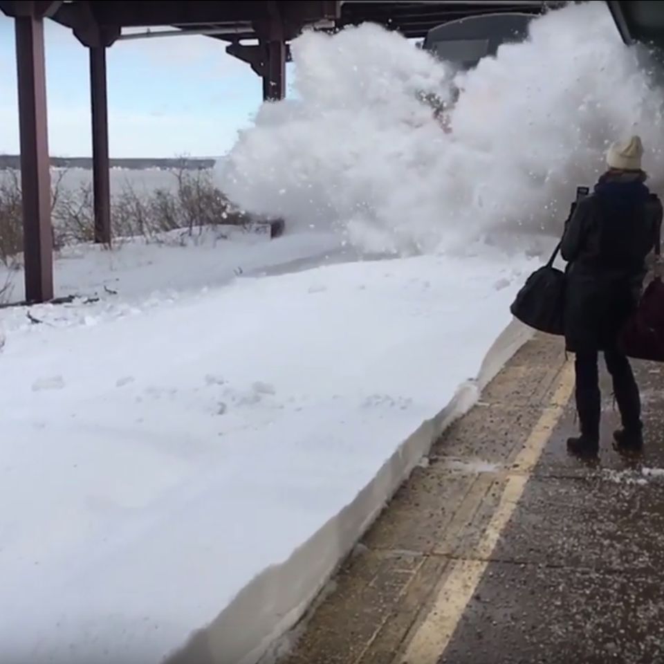 Amtrak-Zugeinfahrt im Schnee