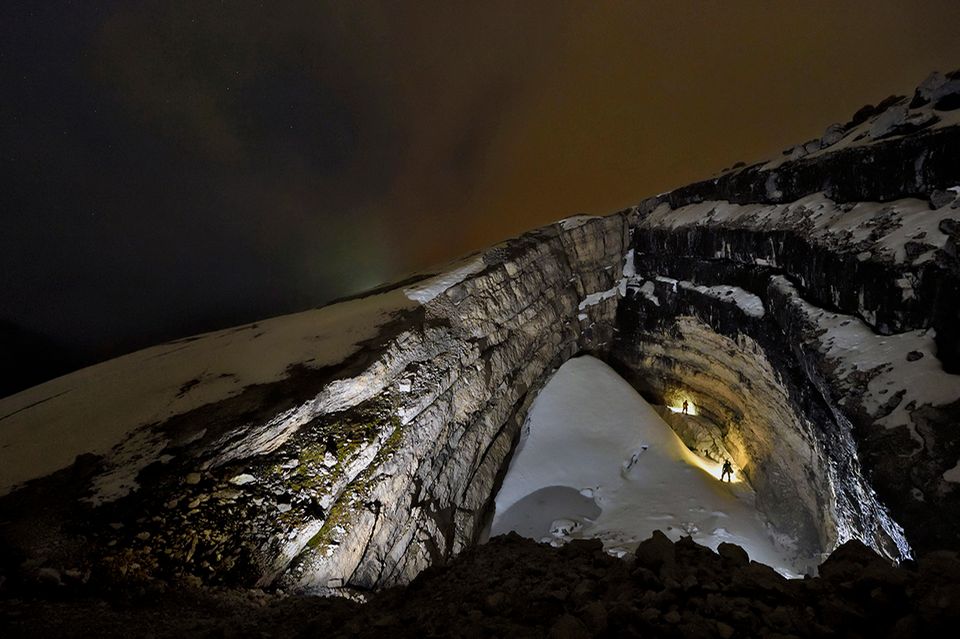 Mehr als 70 Meter tief winden sich die Höhlengänge durch das Eis