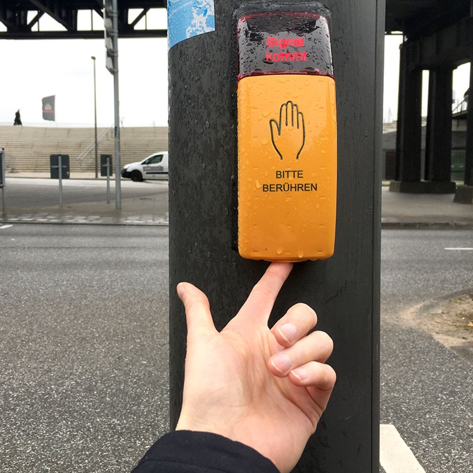 Endlich verstehen: Unter vielen Ampelarmaturen befindet sich ein Knopf. Aber wozu ist er gut?