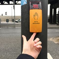 Endlich verstehen: Unter vielen Ampelarmaturen befindet sich ein Knopf. Aber wozu ist er gut?
