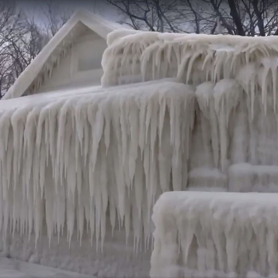 Gefrorenes Haus am Lake Ontario