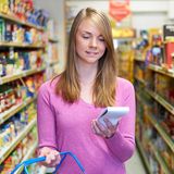 Mädchen mit Einkaufszettel im Supermarkt