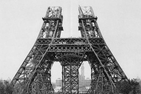 GEO EPOCHE PANORAMA: Für den Wandel der französischen Hauptstadt zur modernen Metropole steht vor allem der Eiffelturm. Denn der Riesenpfeiler ist aus Stahl geschmiedet, dem Werkstoff der Industriellen Revolution (Aufnahme vom Juli 1888)