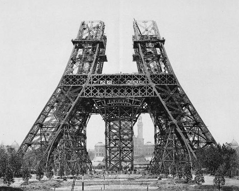 GEO EPOCHE PANORAMA: Für den Wandel der französischen Hauptstadt zur modernen Metropole steht vor allem der Eiffelturm. Denn der Riesenpfeiler ist aus Stahl geschmiedet, dem Werkstoff der Industriellen Revolution (Aufnahme vom Juli 1888)