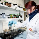 Laborarbeiterin in der Bonbonproduktion