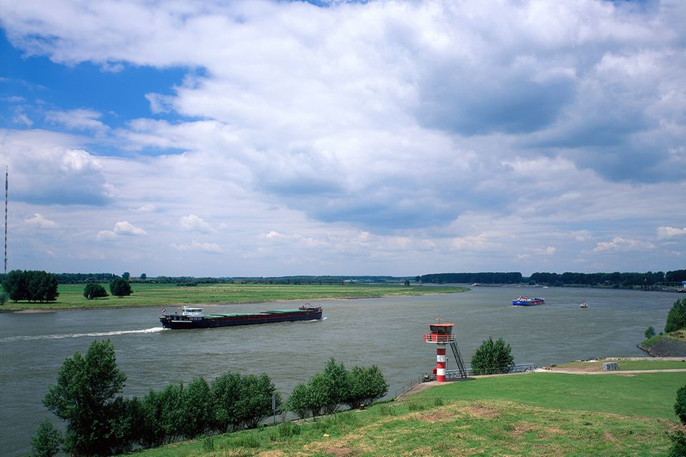 Blick von der Rheinbrücke, Wesel, Nordrhein-Westfalen, Deutschland