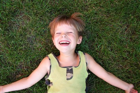 Lachender Junge im Gras