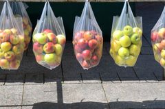 Äpfel in Plastiktüten