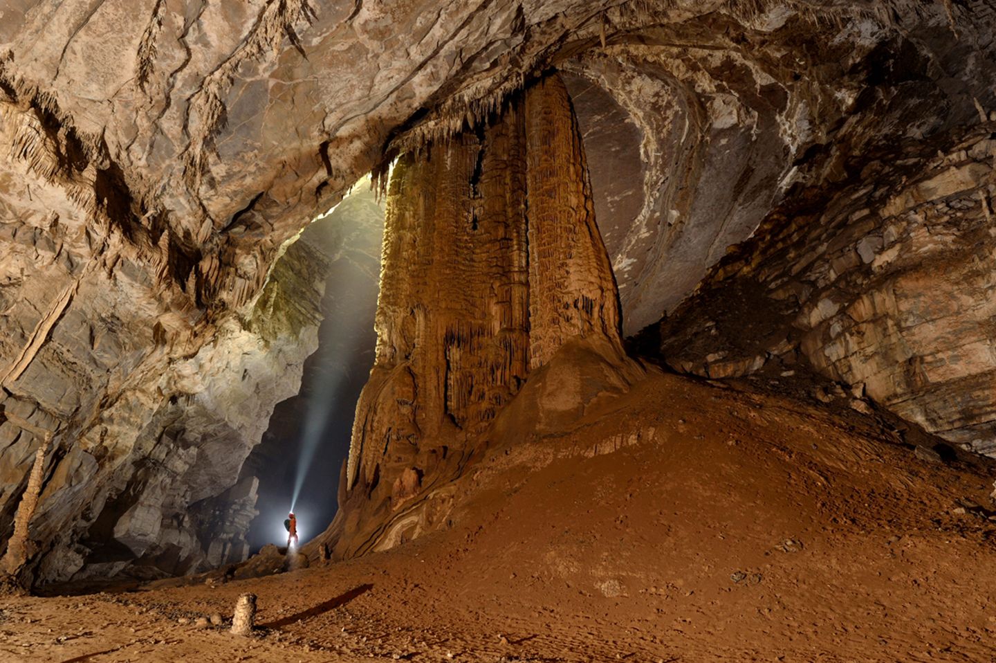 Umweltfotofestival in Zingst: In den mächtigen Höhlen Chinas können auch die Forscher nur über die Dimensionen staunen, wie hier in San Wang Dong
