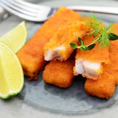 Fischstäbchen auf Teller