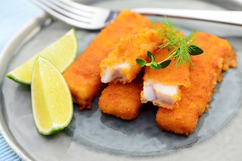Fischstäbchen auf Teller