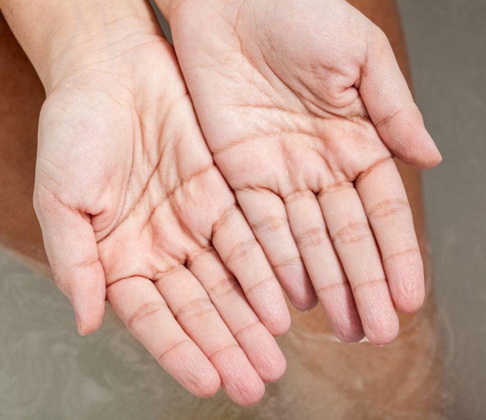 Endlich verstehen Darum schrumpeln unsere Finger im Wasser [GEO]