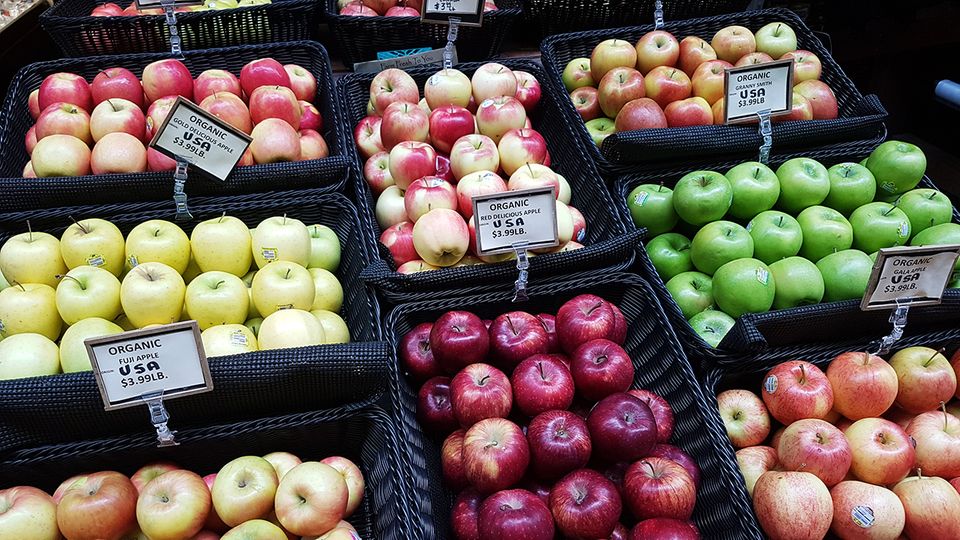 Äpfel auf dem Farmers Market im Ferry Building Äpfel auf dem Farmers Market im Ferry Building