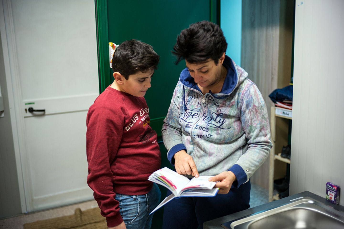 Mattia und seine Mutter bei den Hausaufgaben