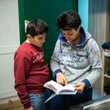 Mattia und seine Mutter bei den Hausaufgaben