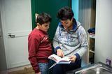 Mattia und seine Mutter bei den Hausaufgaben