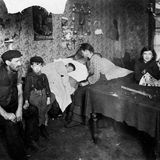 Enger Wohnraum, England um 1900