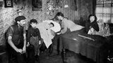 Enger Wohnraum, England um 1900