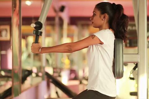 Junge Frau beim Gerätetraining