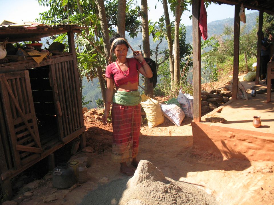 Nepal: Eine Frau trägt Materialien zur Baustelle ihrer Biogasanlage Nepal: Eine Frau trägt Materialien zur Baustelle ihrer Biogasanlage