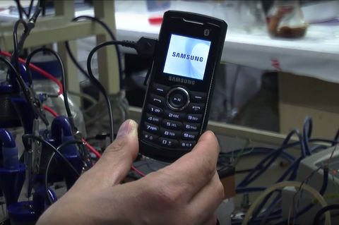 Handy wird mit Energie aus Bioreaktor aufgeladen