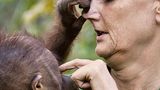 Signe Preuschoft mit Affen im Arm