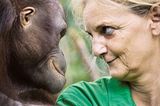 Signe Preuschoft und ein Affe sehen sich tief in die Augen