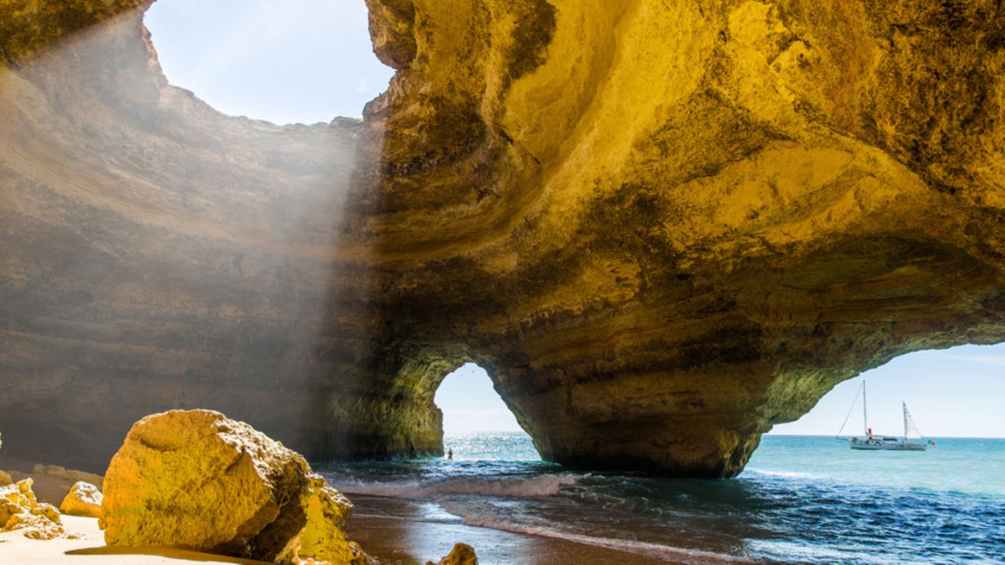 Benagil Cave In Portugal Zu Dieser Hohle Sollten Sie Am Besten Schwimmen Geo